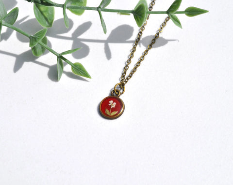 Pressed Flower Tiny Circle Necklace - Queen Anne's Lace on Red, Antique Bronze