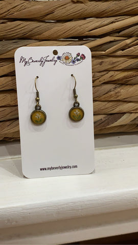 Pressed Flower Tiny Circle Earrings - Queen Anne's Lace on Yellow, Antique Bronze